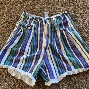 90’s VINTAGE WOMEN STRIPED SHORTS